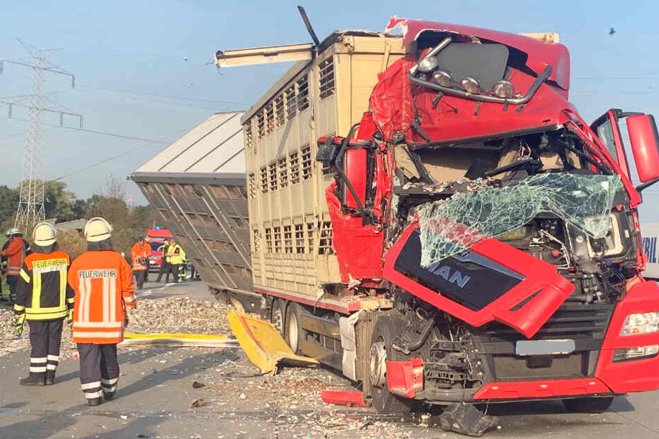 Der Lastwagen wurde durch den Zusammenstoß schwer beschädigt.