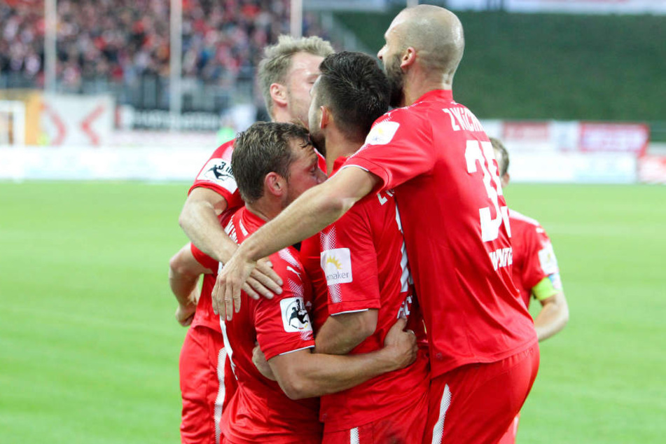 Zwickauer Spieler bejubeln das 1:0 durch Davy Frick (m.).