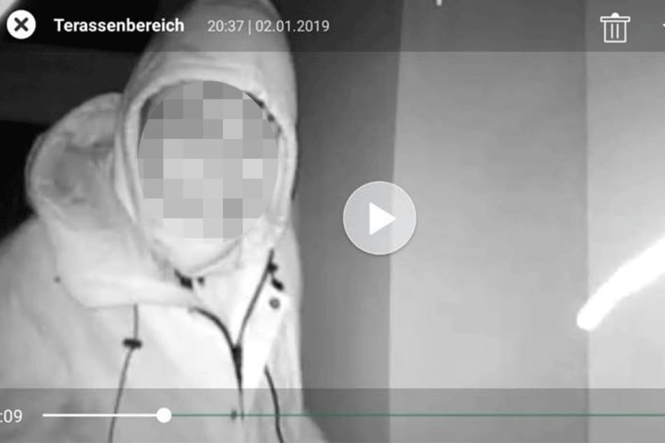 Mit diesem Foto einer Überwachungskamera will der Friseur Haase einem Einbrecher auf die Schliche kommen.
