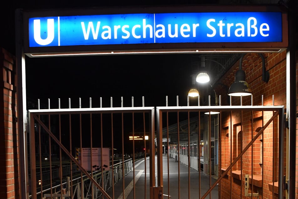 Der Angriff ereignete sich auf einer Treppe am U-Bahnhof Warschauer Straße in Friedrichshain. (Archivbild)