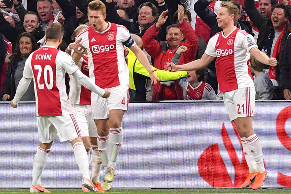 Neben Matthijs de Ligt und Frenkie de Jong hat auch Dolberg-Landsmann Lasse Schöne Ajax Amsterdam verlassen. Schöne spielt jetzt beim FC Genua in der Serie A.