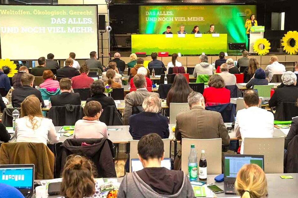 Aufmerksam lauschen die Grünen-Mitglieder der Gastrednerin Katrin Göring-Eckardt.