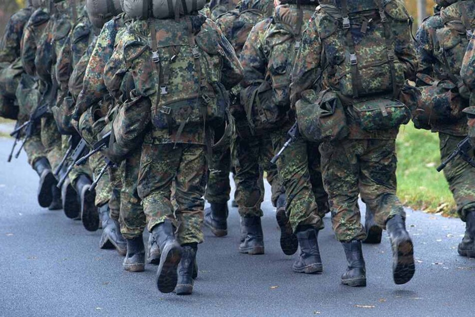 Wegen der großen Hitze gab es bei dem Marsch mehr Pausen und Getränke als üblich, erklärte ein Sprecher (Symbolbild).
