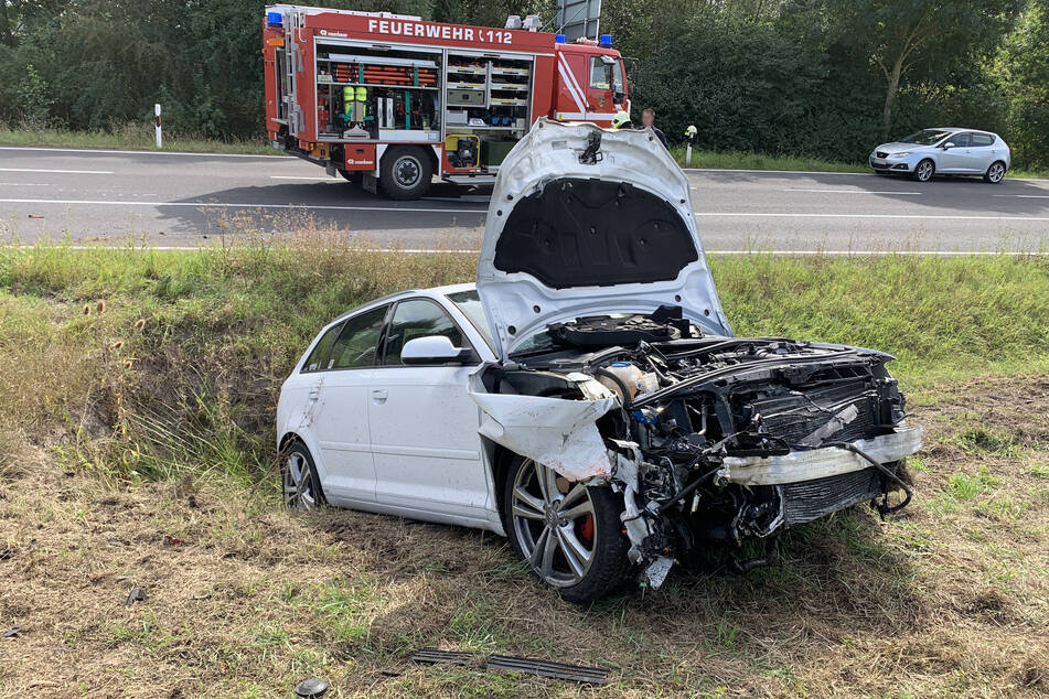 Der Audi wurde durch den Zusammenstoß massiv beschädigt. Die Fahrerin wurde ebenfalls verletzt.