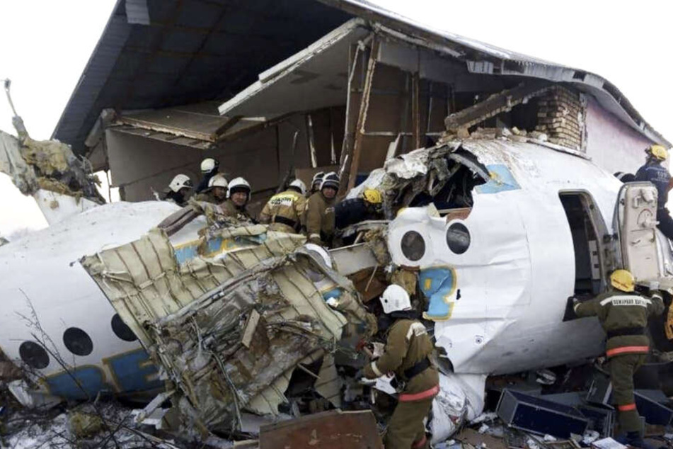 Flugzeug stürzt kurz nach Start ab und zerstört Wohnhaus: Mindestens 15 Tote