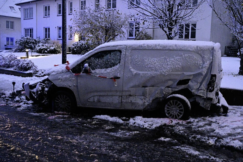 Der Kleintransporter hatte auf seiner Flucht vor der Polizei zahlreiche Autos gerammt und wurde stark beschädigt.