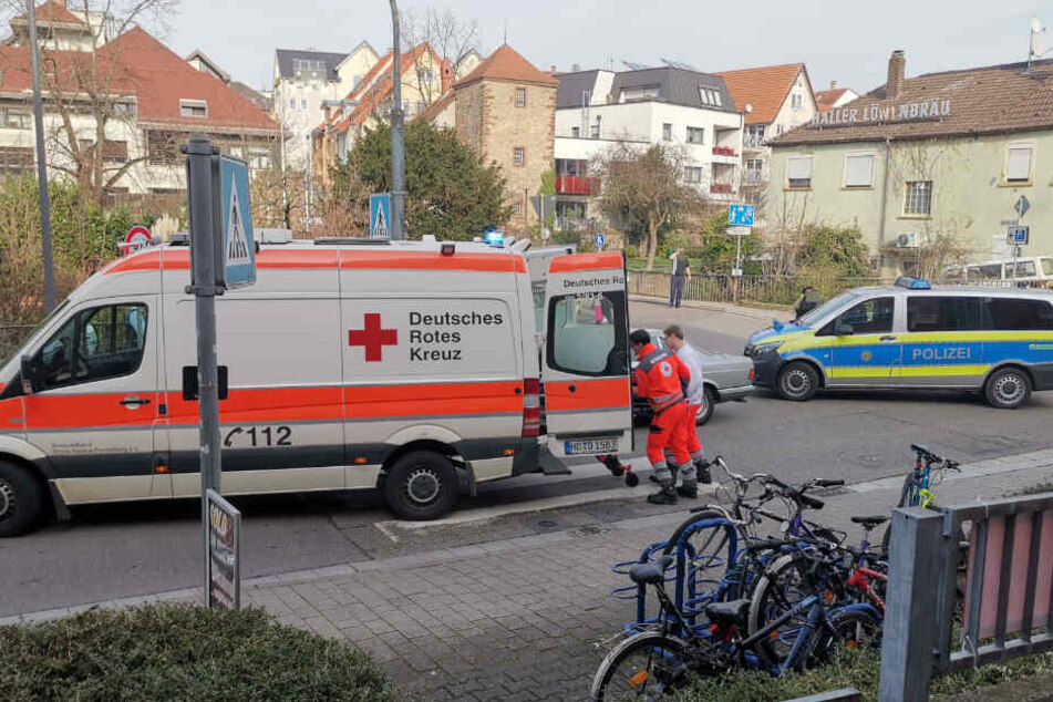 Fußgänger läuft über Zebrastreifen, dann erfasst ihn ein Auto