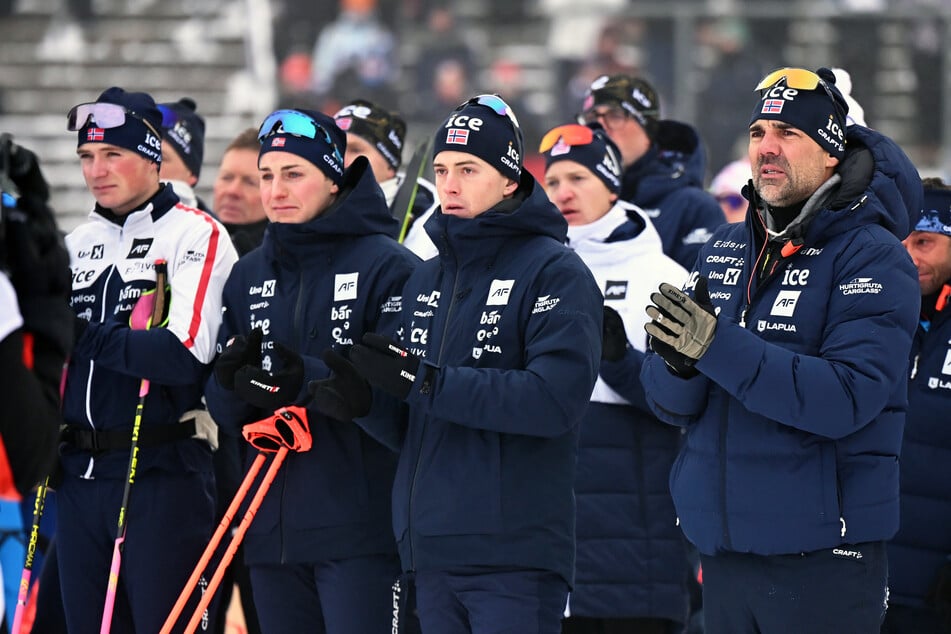 Die norwegische Biathlon-Nationalmannschaft steht in ihrer Trauer zusammen, wie hier bei der Gedenkminute für Sivert Guttorm Bakken in Oberhof.