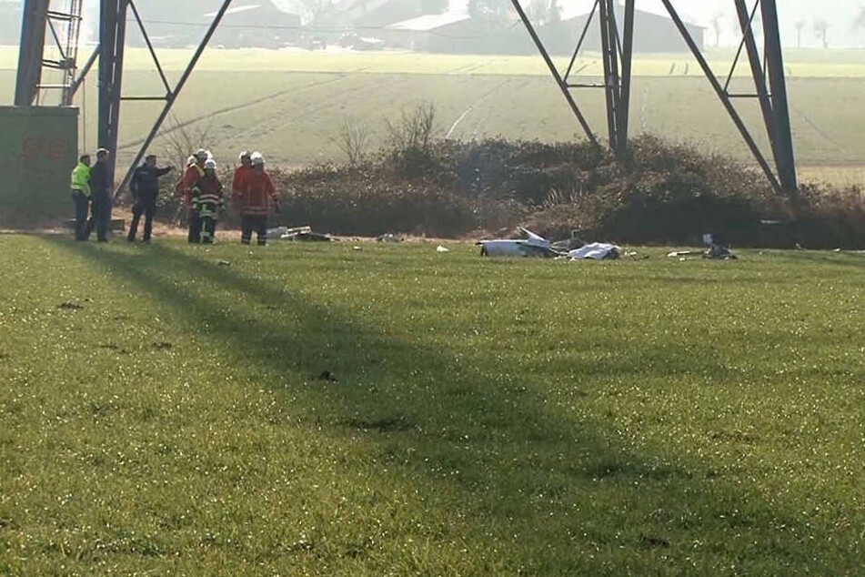 Überall lagen die Wrackteile des Flugzeugs verteilt.