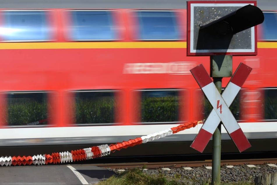 Eine 65-jährige Frau wurde von einem Zug erfasst. (Symbolbild)