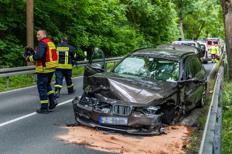 Die Front des BMW ist nach dem Unfall zerstört.