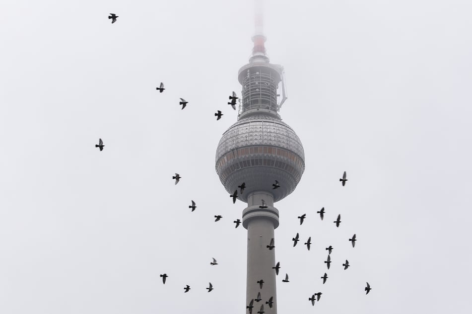 Die Kuppel des Berliner Fernsehturms ist nach wie vor vereist.