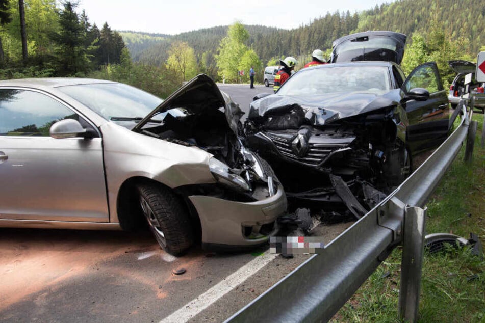 Beide Fahrzeuge stießen frontal zusammen.