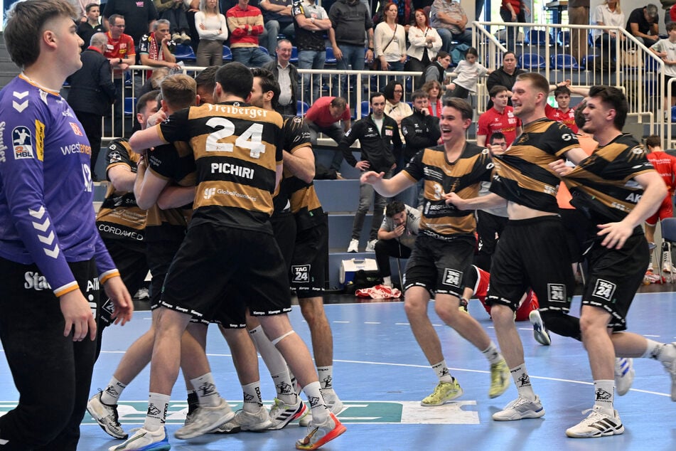 Riesenjubel beim HCE: die Tiger feierten den Schützen des goldenen Tores.