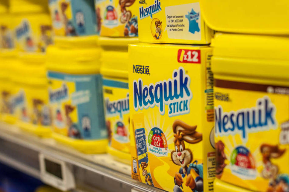 Ein Regal steht voller Nesquik-Produkte.