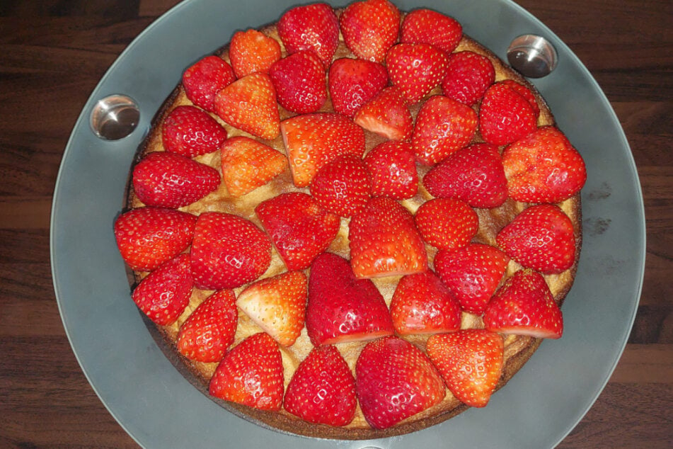Tipp: Besonders große Erdbeeren sollten möglichst geviertelt werden. Dadurch lässt sich der Spaghetti-Eis-Kuchen später besser teilen.