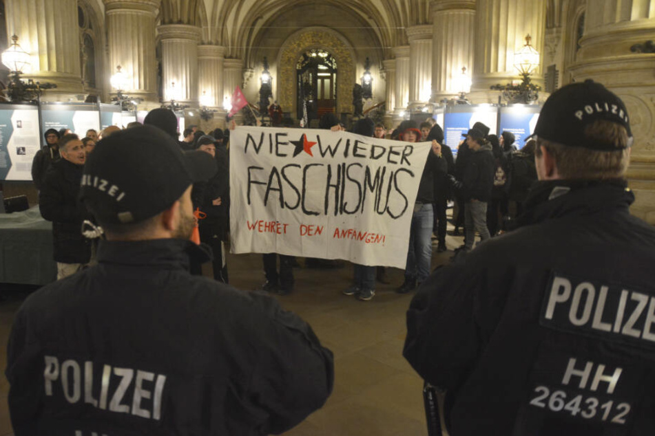 Etwa 80 Menschen protestieren im Hamburger Rathaus gegen die AfD.