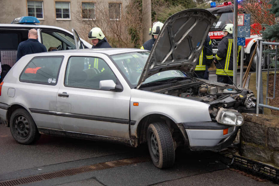 Die Freiwillige Feuerwehr reinigte die Straße nach dem Unfall.