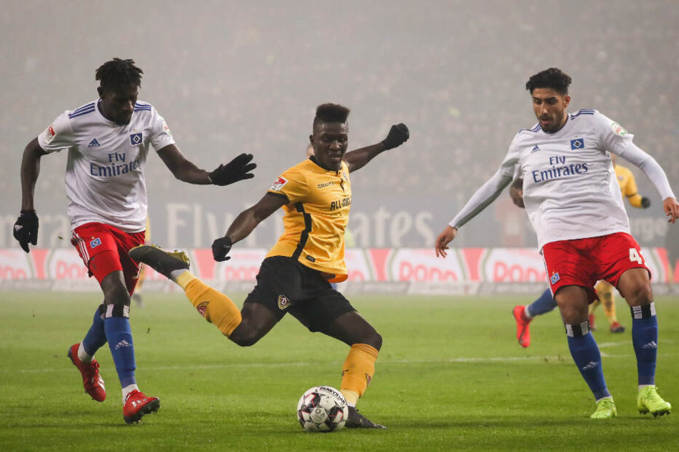 Dresden-Angreifer Moussa Kone versucht sich gegen Bakery Jatta (links) und Berky Özcan durchzusetzen.