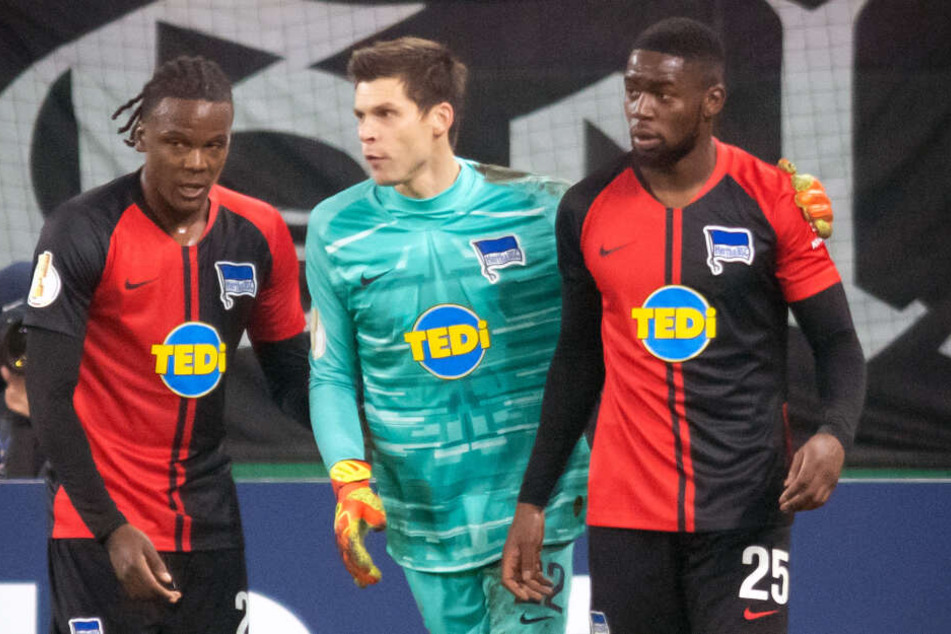 Jordan Torunarigha (r) soll beim Pokalspiel zwischen Schalke und Hertha BSC Berlin rassistisch beleidigt worden sein.