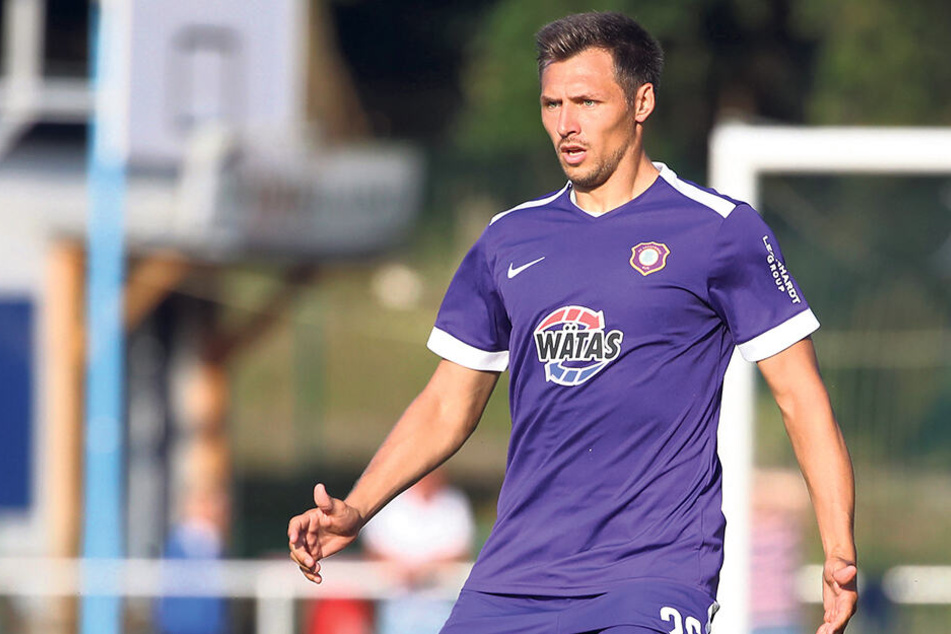 Sören Gonther für den FCE Aue am Ball.