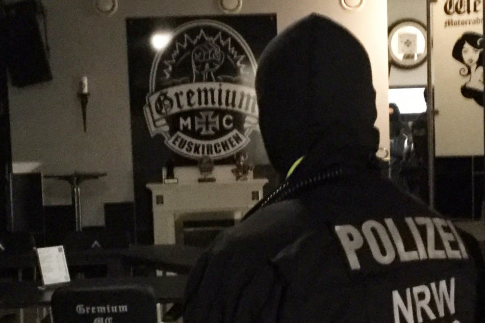 Polizeibeamte durchsuchten das Clubhaus des Rockerclubs "MC Gremium" in Euskirchen.