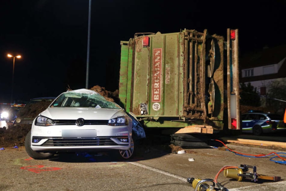 Der Anhänger begrub den VW Golf unter sich.