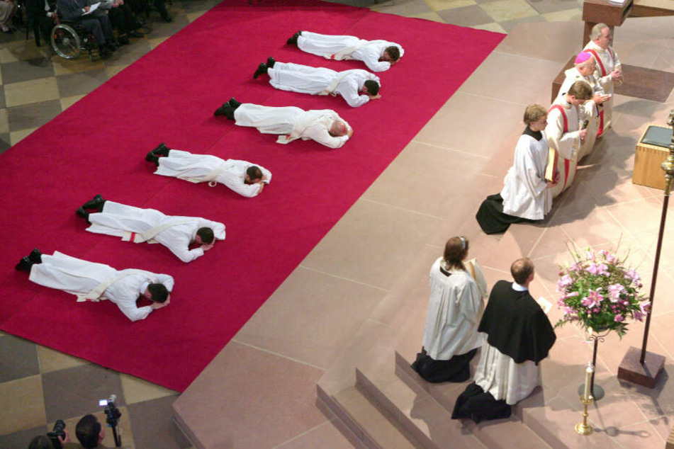 Am Sonntag werden in Freiburg sechs Männer zu Priestern geweiht. (Archivbild)