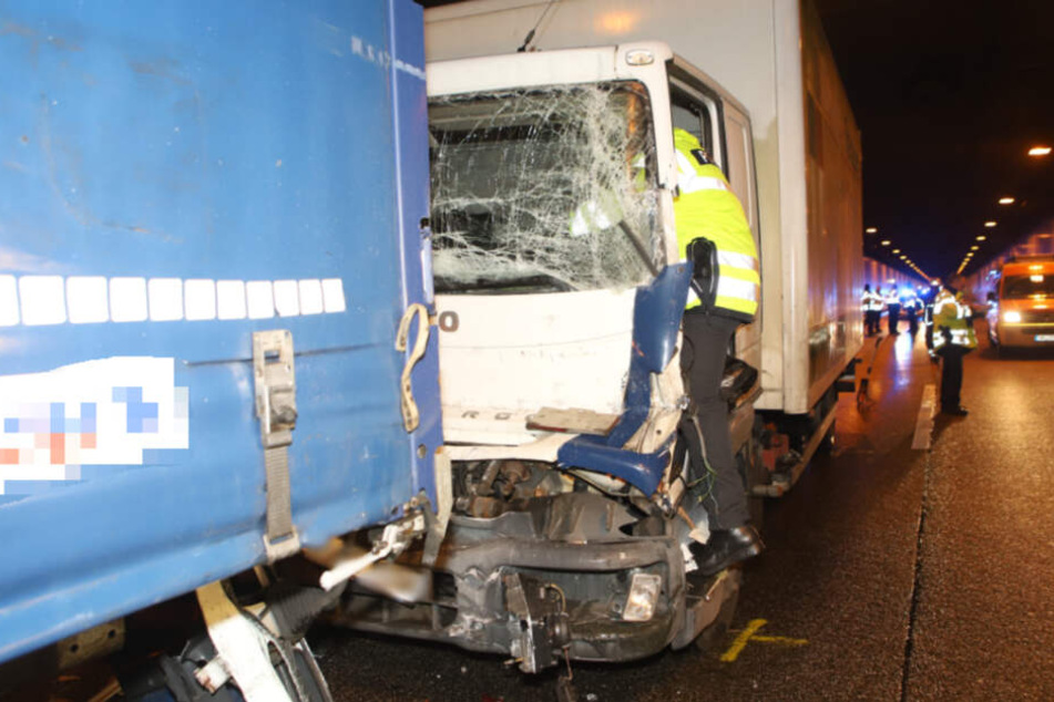 Die Front des Lastwagens wurde komplett zerstört.