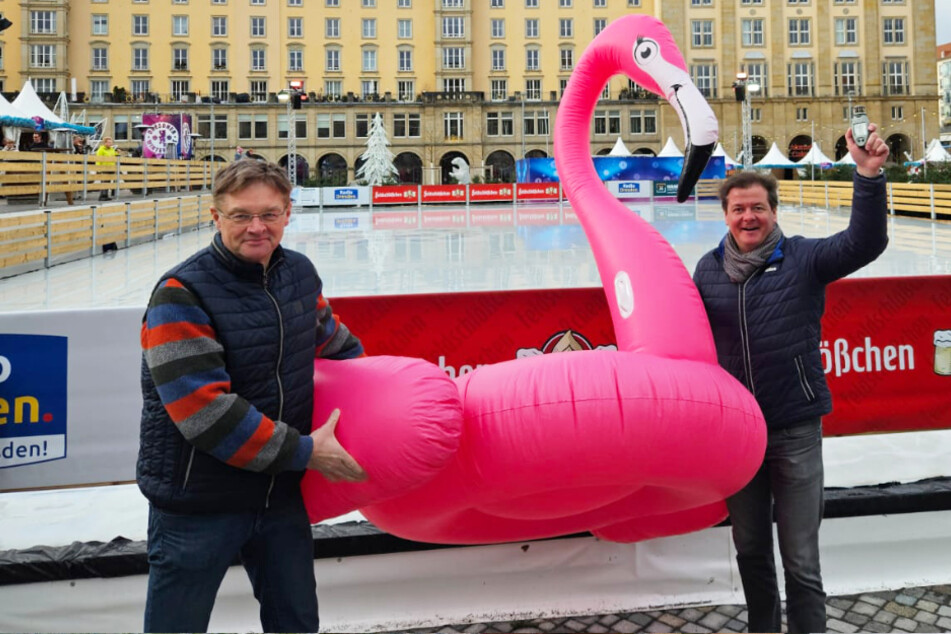 Veranstalter Holger Zastrow (55, l.) und Matteo Böhme (41) nehmen die Situation derzeit mit Humor und haben einen aufblasbaren Flamingo mitgebracht.