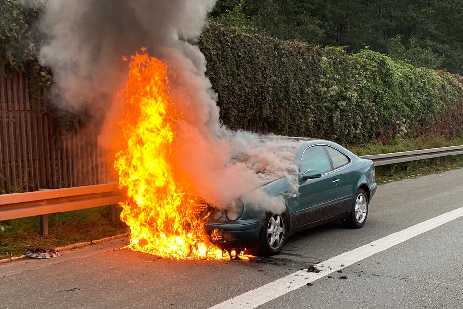 Der nicht zugelassene Mercedes brannte auf der A93 bei Weiden vollständig aus.