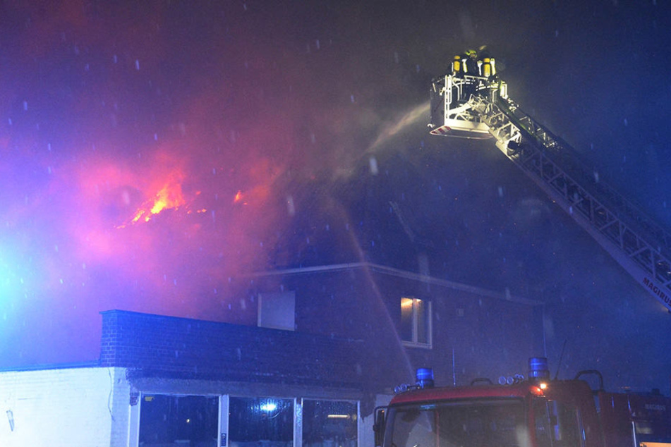 Das Dach des Hauses brannte lichterloh.