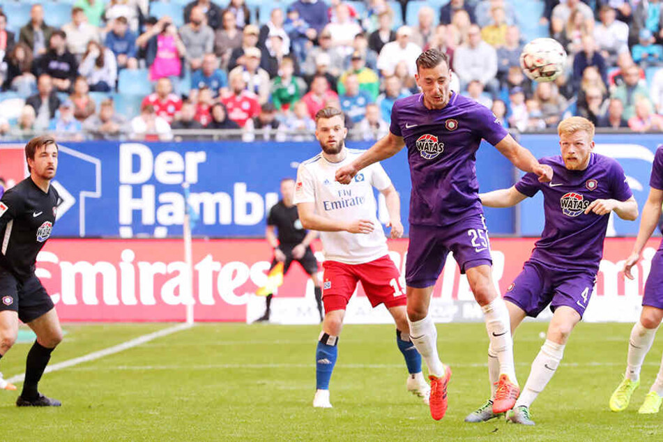 Dominik Wydra (M.) überzeugte in der Rückrunde der abgelaufenen Saison als Abwehrchef, wie hier beim Hamburger SV.
