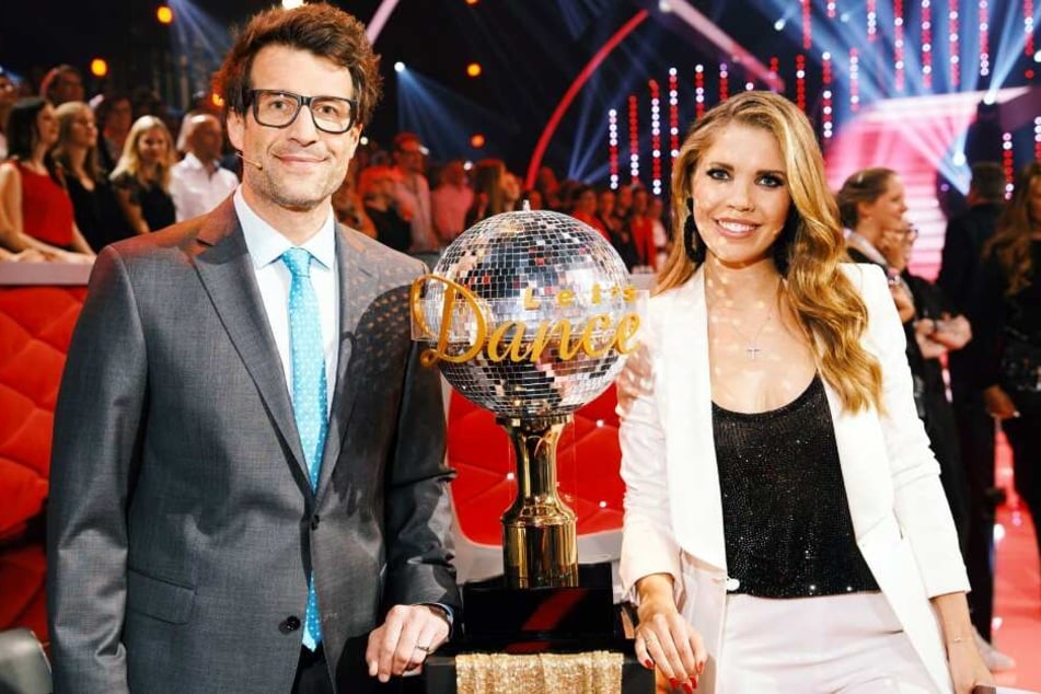 Die Moderatoren Daniel Hartwich und Victoria Swarovski mit dem Sieger-Pokal "Dancing Star".