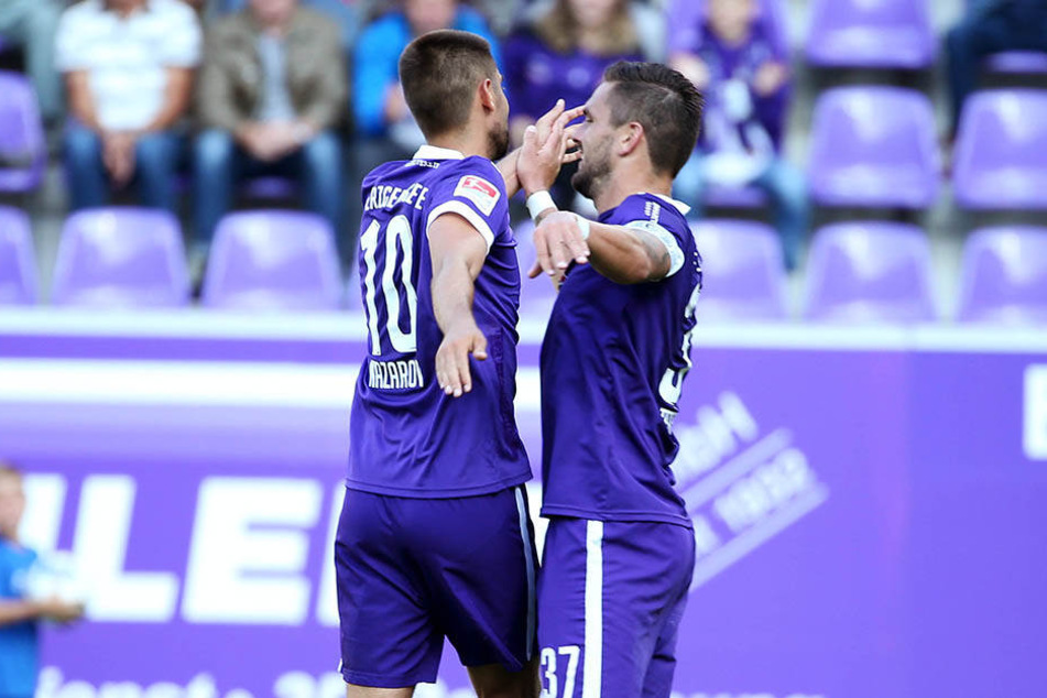 Aues Dimitrij Nazarov (l.) jubelt mit seinem Teamkollegen Pascal Testroet über seinen Treffer zum zwischenzeitlichen 2:0.