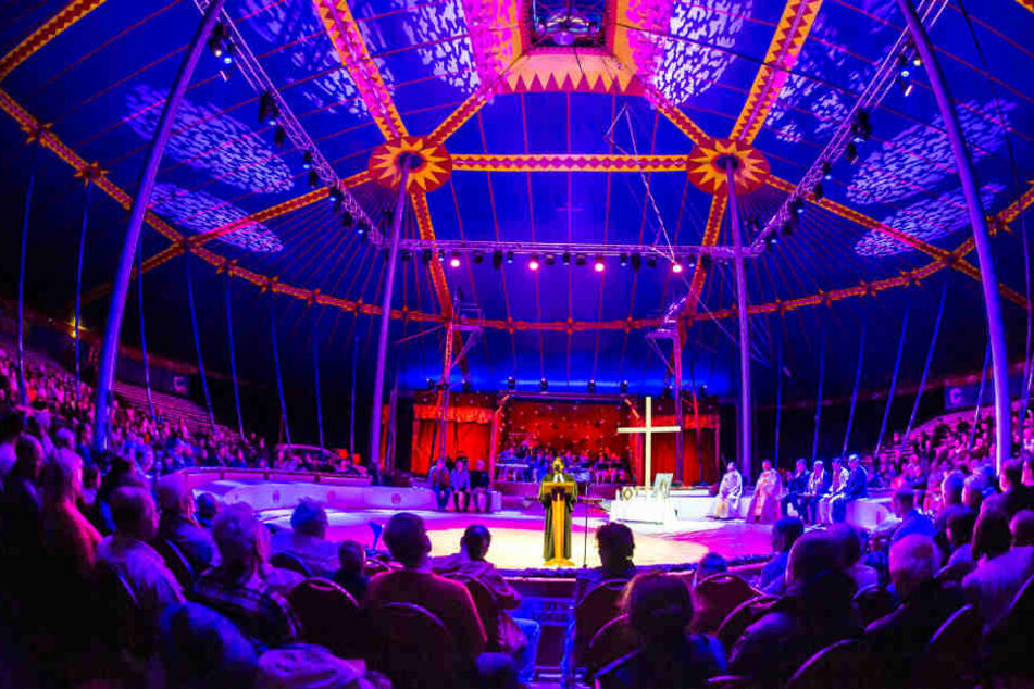 Beim diesjährigen Dresdner Weihnachts-Circus sollen die Darbietungen von
einer Sängerin musikalisch umrahmt werden.