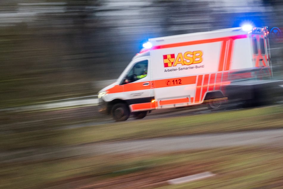 Zwei Kinder wurden nach dem Unfall mit einem Rettungsdienst in ein Krankenhaus gebracht. (Symbolbild)