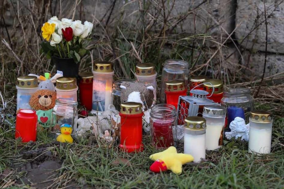 Menschen legten an der Fundstelle Blumen und Kerzen ab.