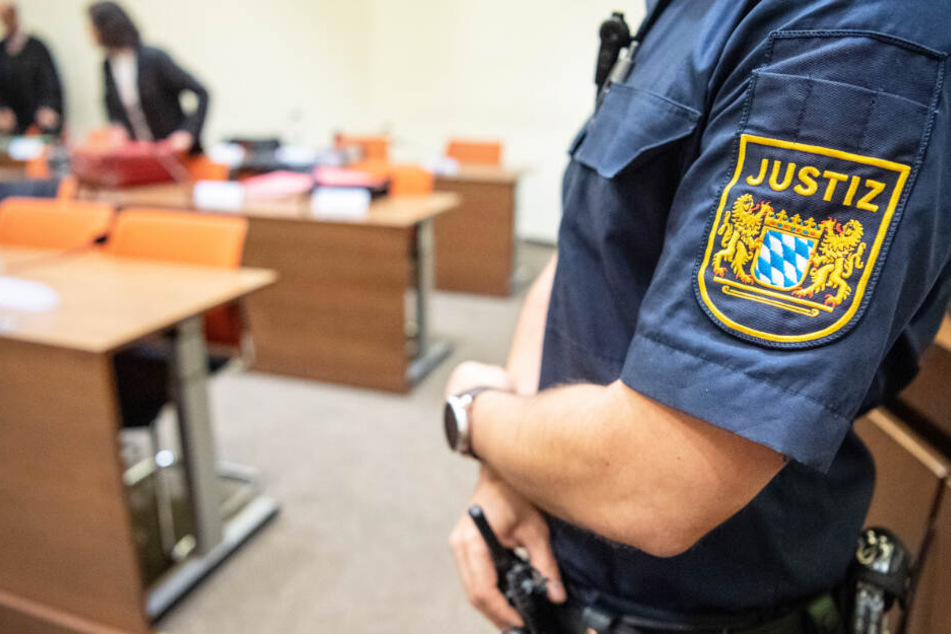 Ein 57 Jahre alter Polizist steht in Ansbach vor dem Landgericht. (Symbolbild)
