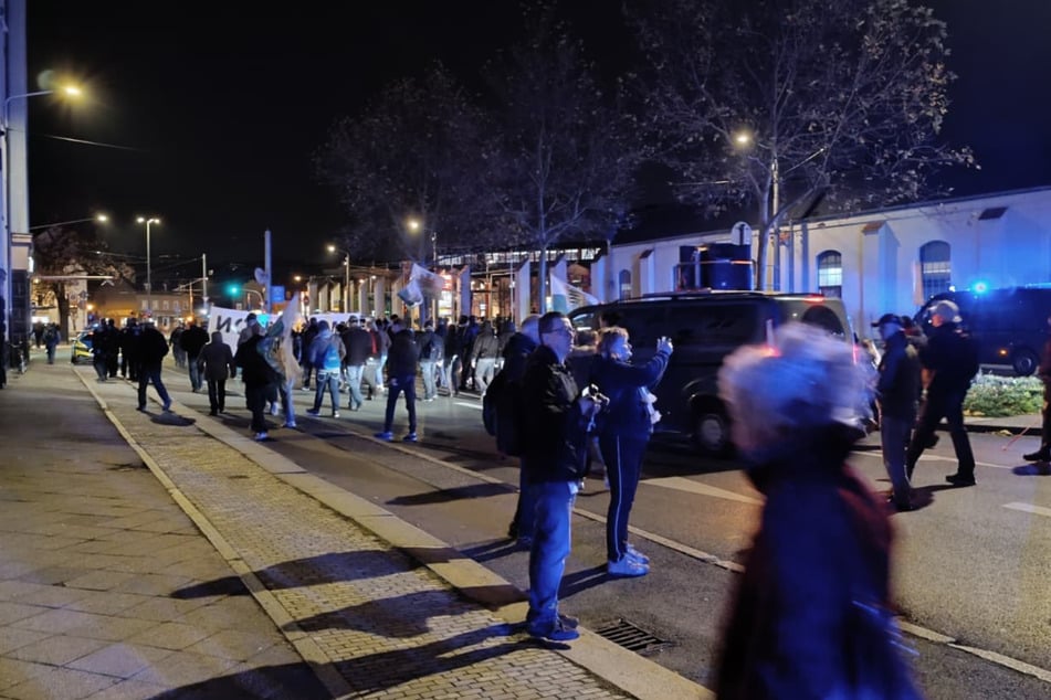 Einige Passanten sehen sich die Demo an.
