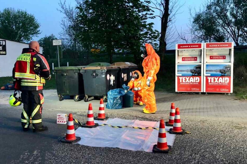 Einsatzkräfte in Schutzausrüstung nähern sich langsam dem bedrohlichen Gegenstand.