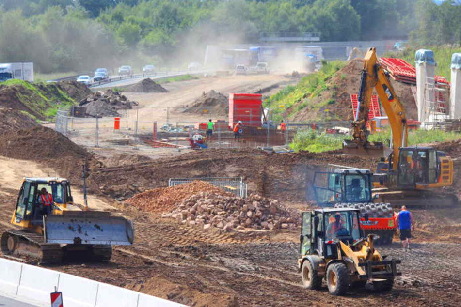 Schwere Geräte sind dabei, die Nordumgehung zu bauen.