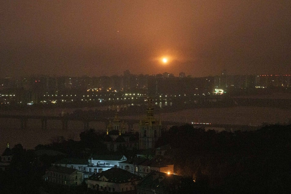 Russland überzog die ukrainische Hauptstadt Kiew in der Nacht zu Montag erneut mit Drohnenangriffen.
