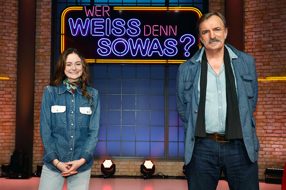 Treten bei "Wer weiß denn sowas?" als Kandidaten gegeneinander an: Die Schauspielerin Lea van Acken (l., 22) und der Schauspieler Andreas Hoppe (60).