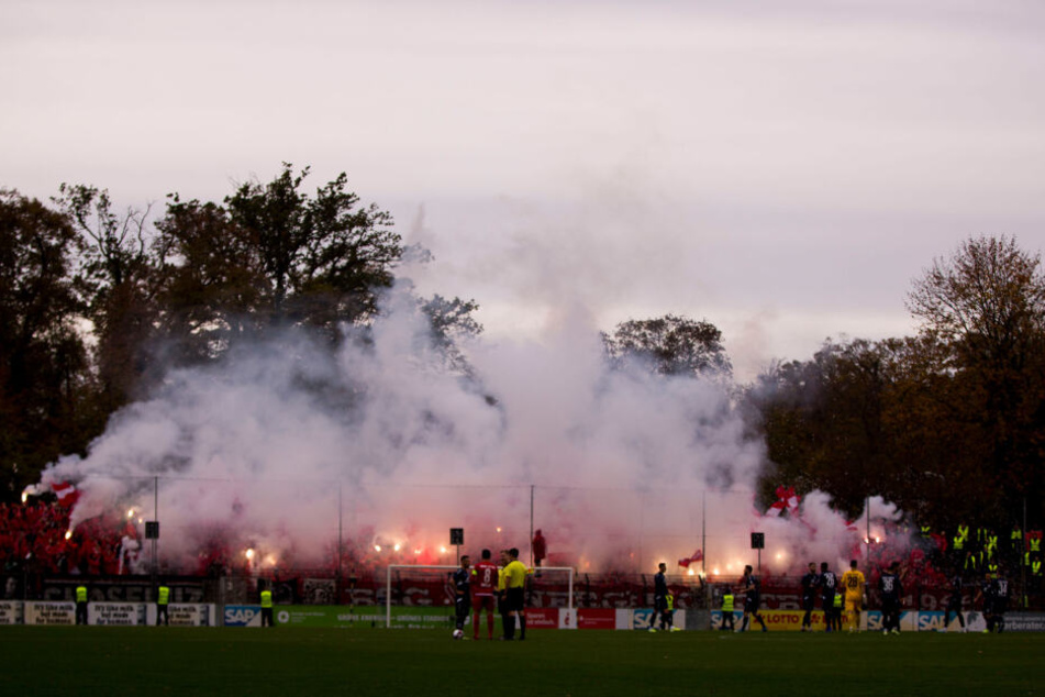 Heißer Einstieg: Cottbus-Fans zündeten zum Einlaufen der Mannschaften ordentlich Pyro-Technik.