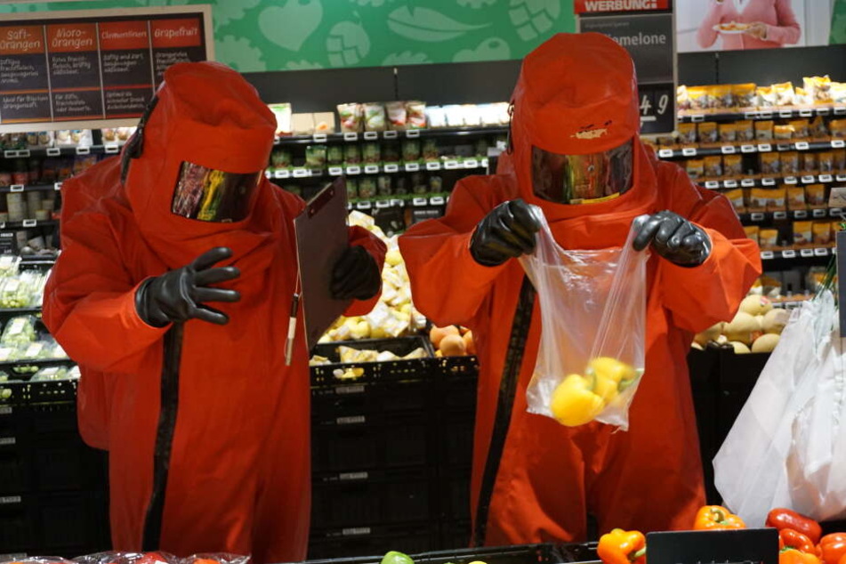 Die Kameraden probten den Einsatz in den unbequemen Anzügen und gingen Einkaufen.