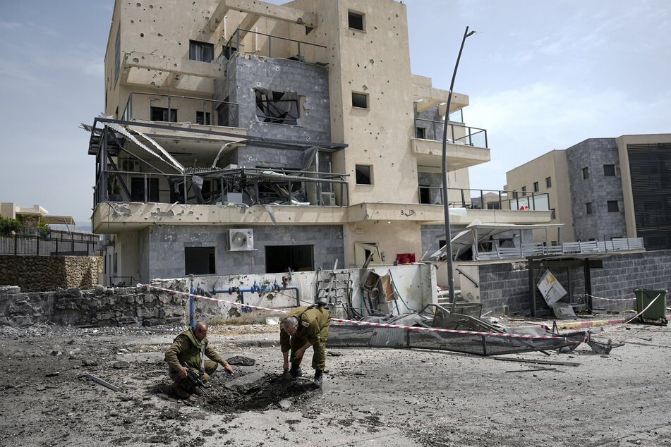 Israelische Sicherheitskräfte untersuchen in Kiriat Schmona den Einschlag einer aus dem Libanon abgefeuerten Rakete. Der israelische Rettungsdienst teilte mit, dass bei einem Raketenangriff der Hisbollah auf Nordisrael eine Person getötet wurde.