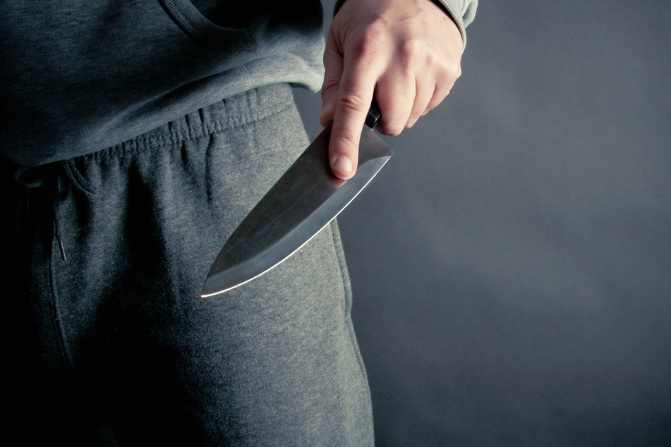 Ein 21-Jährige befindet sich nach einer Messerattacke im Krankenhaus. (Symbolbild)