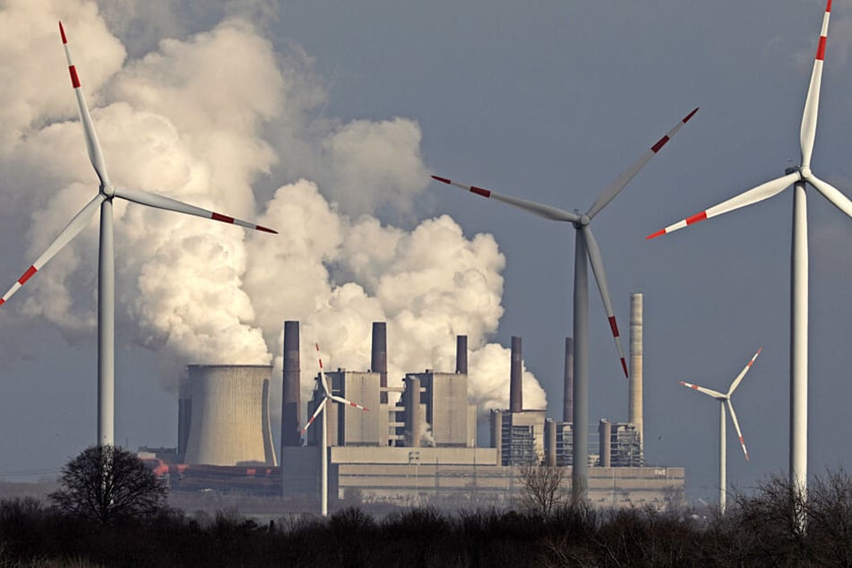 Windräder vor einem Kraftwerk in NRW.