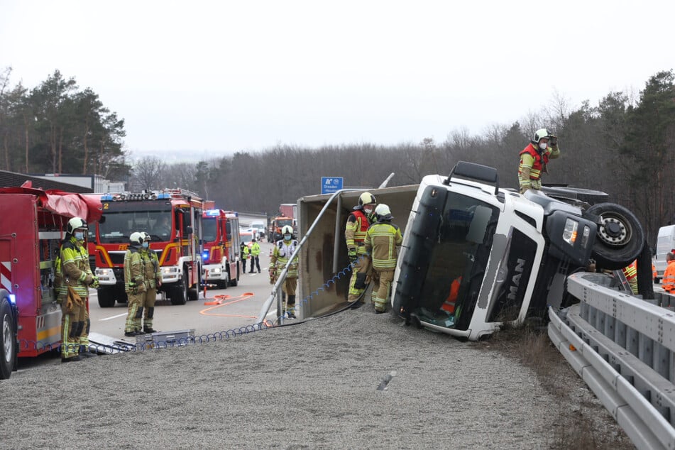 Lkw kippt auf A4 um und verliert jede Menge Streusplitt: Unfallstelle geräumt!